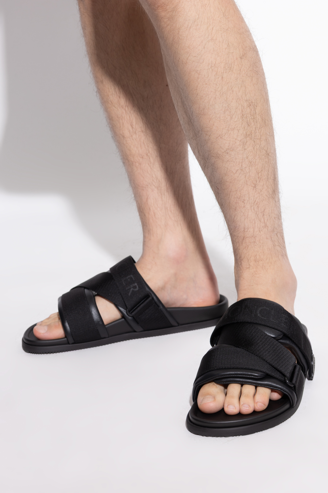 サンダル MONCLER Men Sandals Black K109A4L00010M5027 999 ブラック Monサンダル : サンダルとスライダー 向けの
